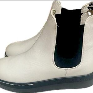 NWT Seven7 Women’s Alexia Chelsea Boot Vegan White Black Size 10